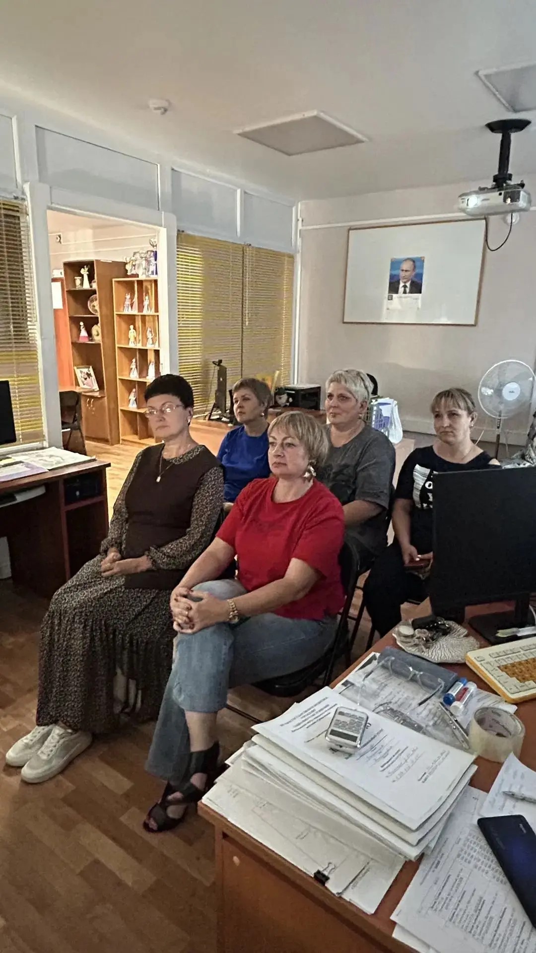 Сотрудники Центра с получателями услуг на видеолектории